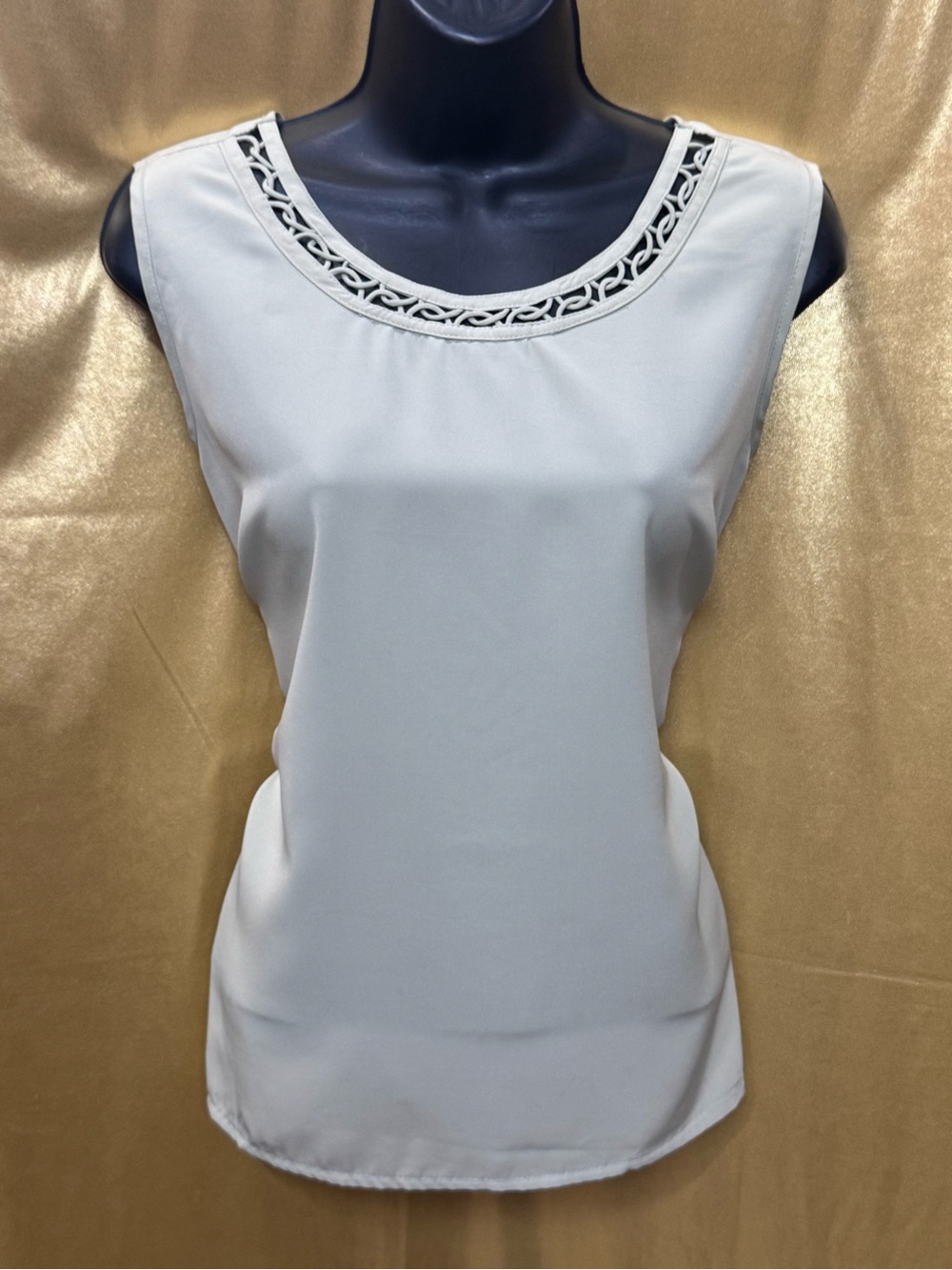 VOIR Collection Mint Green Sleeveless Blouse Medium Embellished Neckline